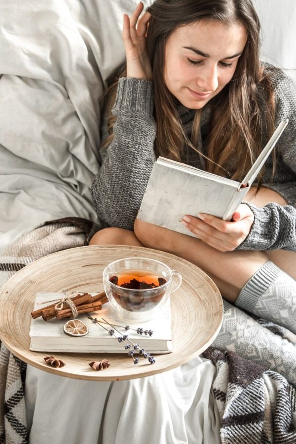 linda-chica-comoda-silla-te-leyendo-libro-concepto-comodidad-hipster_169016-4766